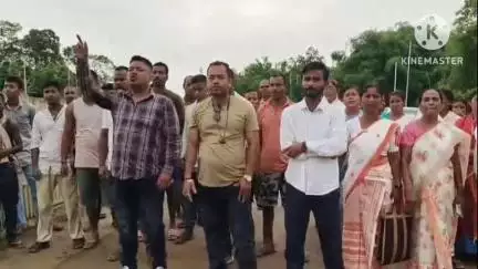 শিৱসাগৰ: নামদাং শিলৰ সাঁ‌কোৰ সমীপত গাদাৰ পৰি মৃত্যুক সাৱটি লোৱা এটি শিশুক কেন্দ্ৰ কৰি নামদাং শিলৰ সাঁ‌কোত দল সংগঠনৰ প্ৰতিবাদ