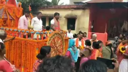 আউশগ্রাম ১: গুসকরা শহরের কমলনগরে হাজির হয় রথের দড়িতে টান দিতে দিলেন পৌরপ্রধান সহ কাউন্সিলররা