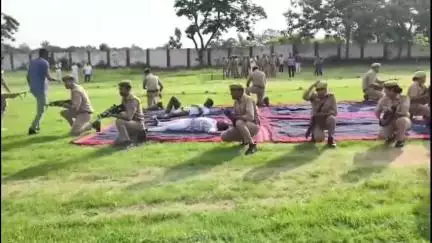 अमरोहा: अमरोहा के एसपी ने पुलिस लाइन का किया निरीक्षण, टोलीवार करवाई ड्रिल और दिए निर्देश