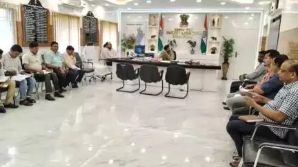 किशनगंज: समाहरणालय में सात निश्चय योजनाओं की प्रगति को लेकर डीएम ने की समीक्षा बैठक