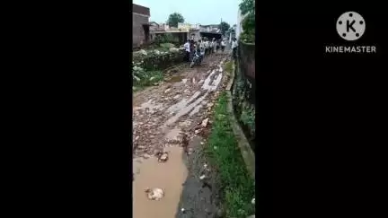 साबला: आसन टेकरी में सड़क निर्माण नहीं होने व कीचड़ से ग्रामीण परेशान, जताया रोष #jansamasya