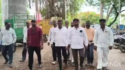 नांदगाव: आ गोपीचंद पडळकर विरुद्ध वादग्रस्त वक्तव्य  करणाऱ्या व्यक्ती विरोधात मनमाड येथे अधिकाऱ्यांना निवेदन