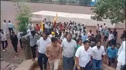 शिवपुरी नगर: यूपी के इटावा में यादव कथावाचक के साथ हुई अमानवीय घटना के विरोध में यादव समाज के लोगों ने कलेक्ट्रेट में सौंपा ज्ञापन