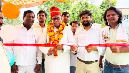 शिकोहाबाद: शिकोहाबाद नगर में पूर्व विधायक हरिओम यादव ने श्री राधा रानी मोटर्स का उद्घाटन किया