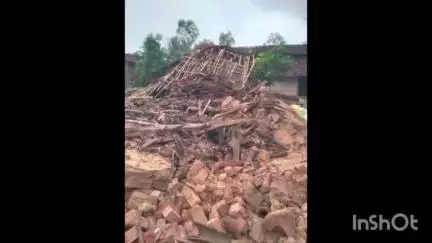 मैनपाट: पीडिया में रोज के हल्की रिमझिम  बारिश में धस गया एक कच्चा मकान,बाल बाल बचे ग्रामीण