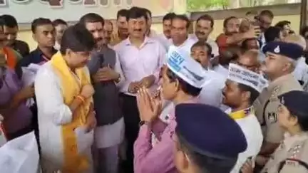 गुना नगर: अंबेडकर चौराहे पर स्थित कार्यालय में आयोजित जनसुनवाई में केंद्रीय मंत्री ज्योतिरादित्य सिंधिया ने सुनी लोगों की समस्याएँ