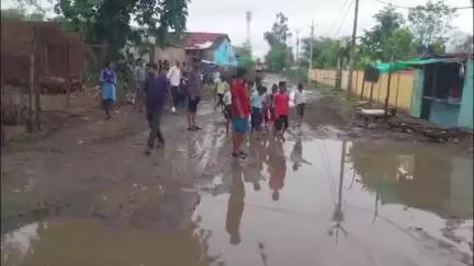 सागर: ग्राम कनेरा नीखर में सड़क में भारी गड्ढे, स्कूल जाने वाले बच्चों  और राहगीरों के लिए बने परेशानी का सबब #jansamsya