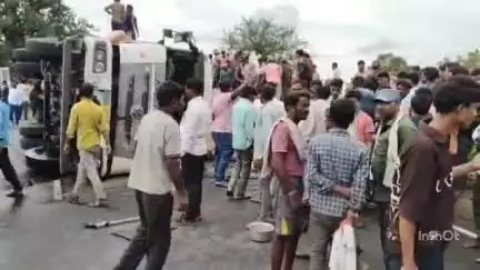 झाबुआ: झाबुआ में बाइक सवारों पर पलटा ट्रक, दबने से 2 लोगों की मौत