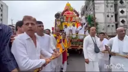 નવસારી: નવસારી જિલ્લાની સૌથી મોટી ભવ્ય ભગવાન જગન્નાથની રથયાત્રા સ્ટેશનથી પ્રસ્થાન થઈ હજારો ભક્તો ઉમટીયા