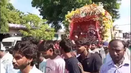 निचलौल: ग्रामसभा बडहरा महंथ में धूमधाम के साथ भगवान जगन्नाथ की रथयात्रा निकाली गई
