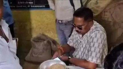 सिवनी: सिवनी विधायक दिनेश राय ने अकबर वार्ड स्थित राशन दुकान का किया निरीक्षण, शिकायत पर जांच के दिए निर्देश