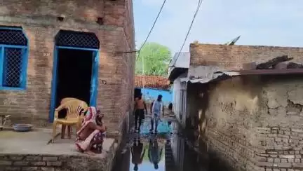 कौंच: ग्राम सामी में तालाब के गंदे पानी से मचा हाहाकार, ग्रामीण पलायन को मजबूर, घरों के दरवाजों तक भरा गंदा पानी #jansamasya