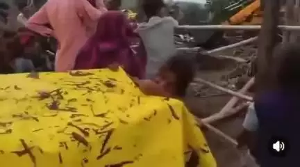 इन ग़रीबो बच्चों की बदुआओ का भी डर नहीं…
मोहन यादव जी इन मासूमों के घर उजाड़ कर आपको सोने के सिंघासन पर नींद कैसे आती होगी ..

जिस तरह देवास जिले के ग़रीब आदिवासियों के मकान भरी बारिश में तोड़ कर इन बच्चों को बेघर किया हैं