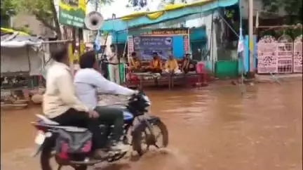 शिवपुरी नगर: फिजिकल क्षेत्र में जलभराव के विरोध में आम आदमी पार्टी का प्रदर्शन, सड़क पर पानी में बैठकर दिया धरना