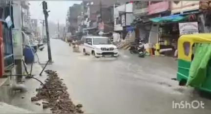 रॉबर्ट्सगंज: सोनभद्र में भारी बारिश ने बरपाया कहर, कई राज्यों का यातायात प्रभावित, स्कूल और घरों में घुसा पानी