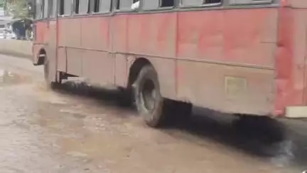 शिंदखेडा: शिंदखेडा शहरातील रस्त्यांच्या झालेल्या दुरावस्थेमुळे नागरिक वशिवसेना पदाधिकाऱ्यांकडून करण्यात आले आंदोलन#jansamasya