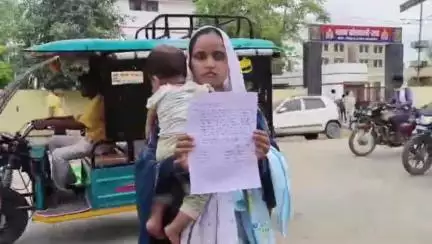 राठ: राठ कस्बे के महबूब नगर नई बस्ती इलाके में शराबी युवक ने पत्नी को बेरहमी से पीटकर किया घायल, जान से मारने की दी धमकी