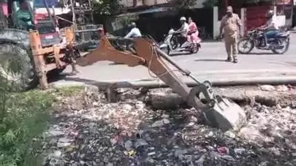 रुद्रपुर: रुद्रपुर के गुरुनानक स्कूल के पास कार की टक्कर से बाइक सवार युवक नाले में गिरा, युवक की बाइक नाले में फंसी
