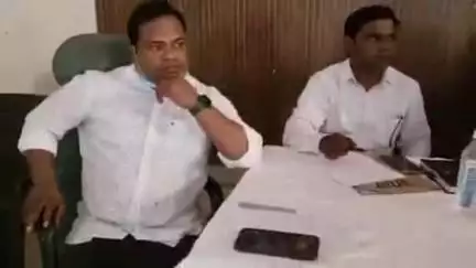 लालगंज: ब्लॉक सभागार लालगंज में वीडीओ की अध्यक्षता में संचारी रोगों को लेकर हुई बैठक, विशेष अभियान चलाने की बनी रणनीति