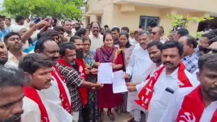 బేతంచెర్ల లో  రైలు ఆపాలంటూ సిపిఐ ఆధ్వర్యంలో ఎంపీ ,ఎమ్మెల్యేకు వినతి పత్రం అందజేత