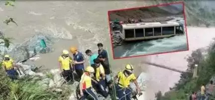 उत्तराखंड में भीषण हादसा

रुद्रप्रयागः अलकनंदा में गिरी ट्रैवलर, धार के युवक की मौत, पत्नी समेत 9 लापता  उत्तराखंड के रुद्रप्रयाग में 20 यात्रियों से भरी ट्रैवलर