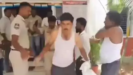 నకిరేకల్: దివ్యాంగుడి తరఫున మాట్లాడేందుకు నకిరేకల్ PS కు వెళ్లిన వ్యక్తిని మెడపట్టి బయటికి గెంటేసిన సీఐ రాజశేఖర్,BRS నాయకుల నిరసన