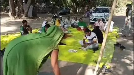 नवाबगंज: गन्ना संस्थान में भारतीय किसान यूनियन राधे का धरना प्रदर्शन विभिन्न मांगों को लेकर लगातार तीसरे दिन भी जारी
