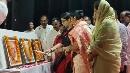 बीकानेर: रविंद्र रंगमंच में आपातकाल के सेनानियों का हुआ सम्मान, पूर्व मंत्री स्मृति ईरानी भी रहीं मौजूद