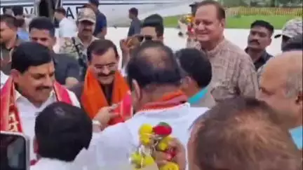 रतलाम नगर: सीएम मोहन यादव का बंजली हवाई पट्टी पर हुआ आगमन, जनप्रतिनिधियों व अधिकारियों ने किया स्वागत