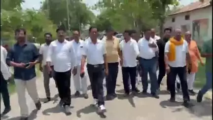 मंझनपुर: वरिष्ठ पत्रकार पर दर्ज मुकदमे के विरोध में पत्रकारों ने मंझनपुर कलेक्ट्रेट पहुंचकर किया हल्ला बोल, सौंपा ज्ञापन