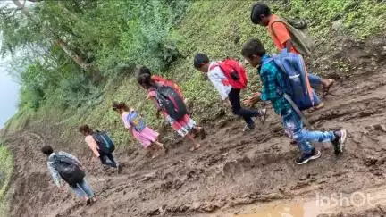 मनावर: आदिवासी क्षेत्र: कीचड़ भरे रास्तों से स्कूल जाने को मजबूर बच्चे, शिक्षा संकट में