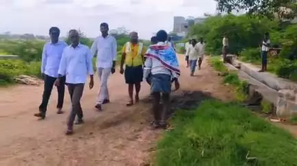 మంత్రాలయం: చిన్నతుంబళం గ్రామంలో పర్యటించి పలు అభివృద్ధి కార్యక్రమాలను పరిశీలించిన ఈవోఆర్డీ
