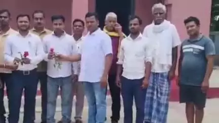 पूर्णिया पूर्व: महराजपुर में नवपदस्थापित शिक्षकों का ग्रामीणों ने किया स्वागत, समाज को शिक्षित बनाने का किया वादा