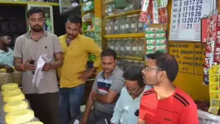 जौनपुर: नगर में पॉलिथीन के खिलाफ चला अभियान, कई दुकानदारों पर की गई कार्रवाई