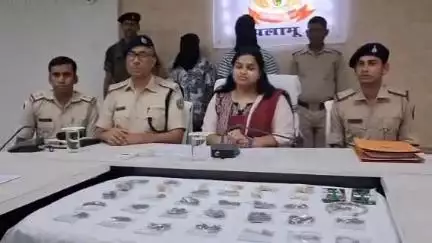 मेदिनीनगर (डालटनगंज): लेस्लीगंज में 30 लाख की ज्वेलरी चोरी मामले में पुलिस ने 2 आरोपियों को किया गिरफ्तार, जेवर बरामद किए