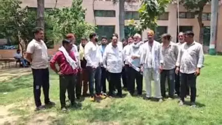 रोहतक: नगर निगम कमिश्नर आनंद शर्मा से मिले गोहाना अड्डा के रेहड़ी संचालक, राहत देने की कही बात