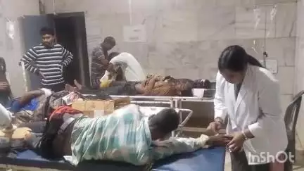 शंकरगढ़: बादा मोड़ पर पिकअप वाहन ने दो बाइक को मारी टक्कर, तीन व्यक्तियों को लगी गंभीर चोट