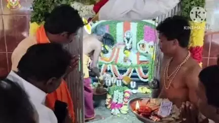 நாட்றாம்பள்ளி: அன்னேரியான்கொல்லை பகுதியில் மஹா கும்பாபிஷேக விழா, மாவட்ட சேர்மன் சூரியகுமார் கலந்துகொண்டு சாமி தரிசனம்