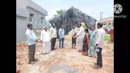 వర్ని: గోవూరులో ఇందిరమ్మ ఇండ్ల స్థలాలను పరిశీలించిన ఎంపీడీవో శ్రీనివాస్