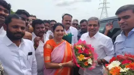 వెనుకొండలో రాష్ట్ర అడ్వైజరీ కమిటీ ఛైర్మన్ సజ్జల, ఎంపీ మిథున్ రెడ్డిలకు స్వాగతం పలికిన వైసీపీ జిల్లా అధ్యక్షురాలు ఉషశ్రీ