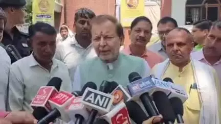 रोहतक: पूर्व डिप्टी CM दुष्यंत चौटाला के बयान पर सेक्टर-14 में मंत्री डॉ अरविंद शर्मा ने कहा- नाम लिखकर CM को दो, किसने रोका है