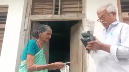 జిల్లాలో ఐదు రోజుల ముందే రేషన్ పంపిణీ చేస్తున్న డీలర్లు, లబ్ధిదారుల ఇళ్లకు వెళ్లి సరుకులు అందజేత