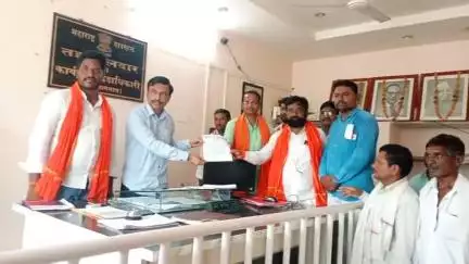 औंढा नागनाथ: आमदार बबनराव लोणीकर यांनी शेतकऱ्यांबाबत केलेल्या वक्तव्याबद्दल माफी मागावी, शिवसेना ठाकरे गटाचे तहसील कार्यालयात निवेदन