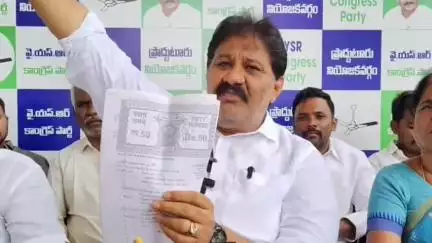 ప్రొద్దుటూరు: నకిలీ సీళ్ళు, డాక్యుమెంట్ సృష్టించి ప్రజల ఆస్తులని రాబందుల్లా దోచేస్తున్నారు: మాజీ ఎమ్మెల్యే రాచమల్లు
