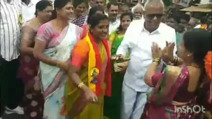 ಮಾಲೂರು: ಮಹಿಳೆಯರ ಜತೆ ಸಖತ್ ಸ್ಟೆಪ್ ಹಾಕಿದ ಶಾಸಕ ಕೆ.ವೈ ನಂಜೇಗೌಡ, ಪಟ್ಟಣದಲ್ಲಿ ಕೆಂಪೇಗೌಡ ಜಯಂತ್ಯುತ್ಸವದಲ್ಲಿ ಕಂಡ ದೃಶ್ಯ