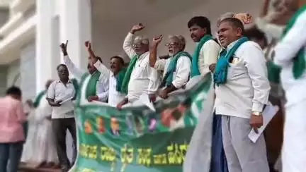 ಚಳ್ಳಕೆರೆ: ಕೃಷಿ ಇಲಾಖೆ ಜೆಡಿಎ ಮಂಜುನಾಥ್ ವಿರುದ್ಧ ಭ್ರಷ್ಟಾಚಾರ ಆರೋಪ, ಲೋಕಾಯುಕ್ತ ತನಿಖೆಗೆ ಆಗ್ರಹಿಸಿ ನಗರದಲ್ಲಿ ರೈತ ಸಂಘ ಪ್ರತಿಭಟನೆ