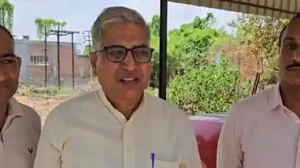 झज्जर: सर्व कर्मचारी के बैनर तले कर्मचारियों ने झज्जर बिजली कार्यालय में किया सरकार के खिलाफ प्रदर्शन
