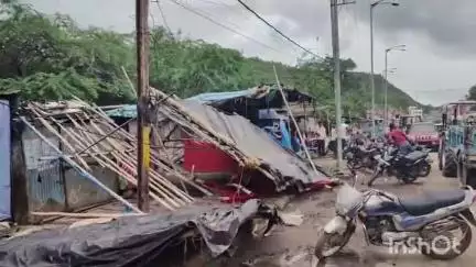 रायसेन: नगर पालिका की टीम के द्वारा सागर तिराहे से जेसीबी की मदद से हटाया गया अतिक्रमण, व्यापारियों ने जताया विरोध
