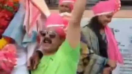 खेड: आंबोली ग्रामपंचायतपदी निवड होताचं बायकोनं नवऱ्याला घेतलं खांद्यावर
