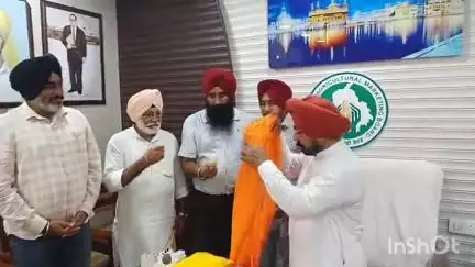 ਫਤਿਹਗੜ੍ਹ ਸਾਹਿਬ: ਆਮ ਆਦਮੀ ਪਾਰਟੀ ਦੇ ਹਲਕੇ ਦੇ ਨਵ ਨਿਯੁਕਤ ਸੰਗਠਨ ਇੰਚਾਰਜ ਦਾ ਮਾਰਕੀਟ ਕਮੇਟੀ ਦਫ਼ਤਰ ਸਰਹਿੰਦ ਵਿਖੇ ਕੀਤਾ ਗਿਆ ਸਨਮਾਨ